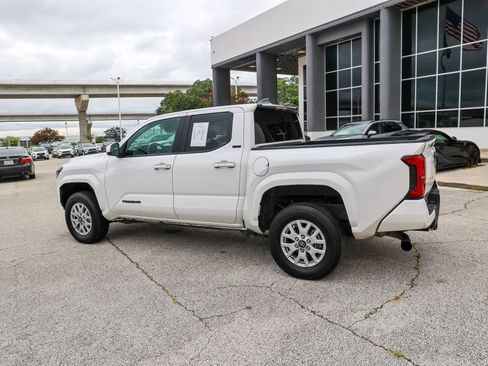Certified 2024 Toyota Tacoma SR5 AWD/4WD image 10