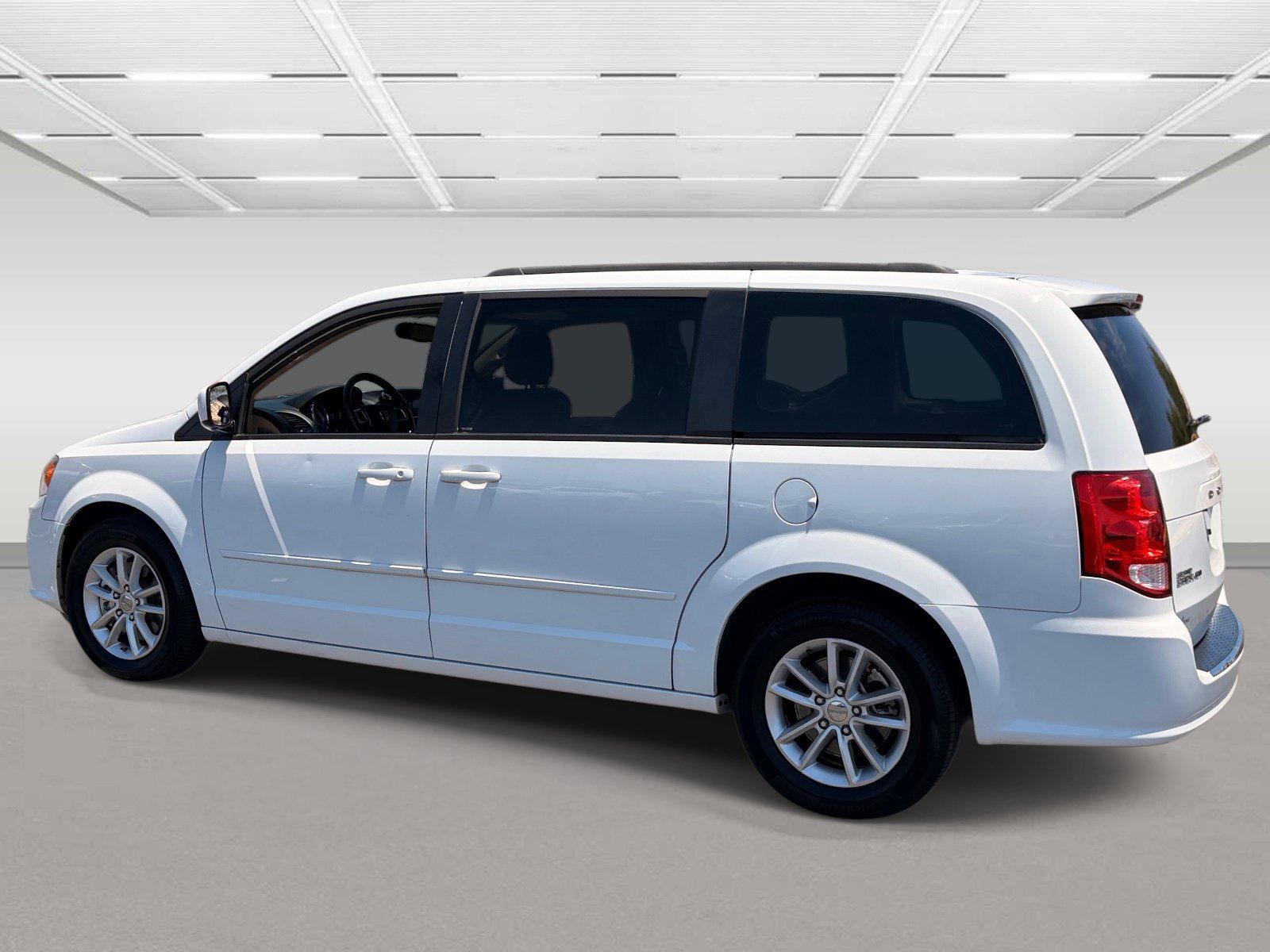 Used 2015 Dodge Grand Caravan SXT w/ UConnect Hands-Free Group FWD image 3