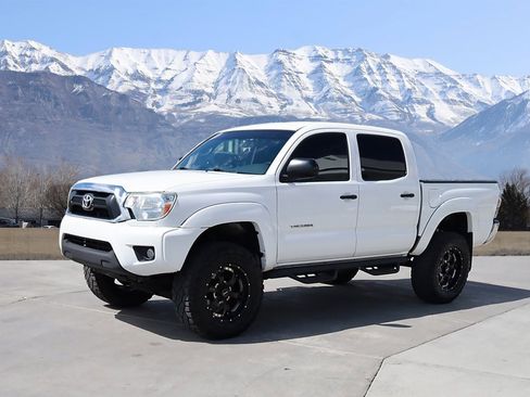 Used 2015 Toyota Tacoma 4x4 Double Cab image 2