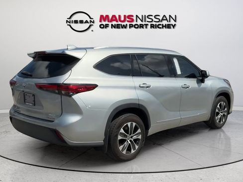 Used 2021 Toyota Highlander XLE AWD/4WD image 15