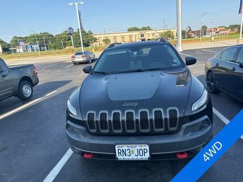 Used 2018 Jeep Cherokee Trailhawk AWD/4WD image 2