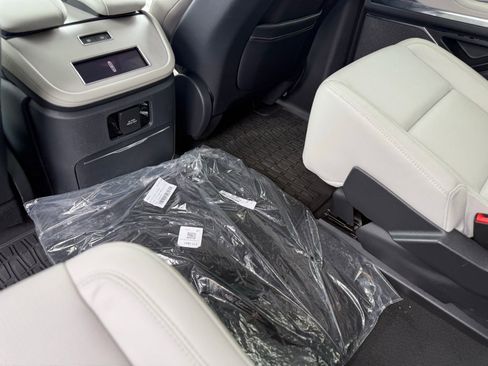 Used 2025 Lincoln Navigator Reserve AWD/4WD image 12