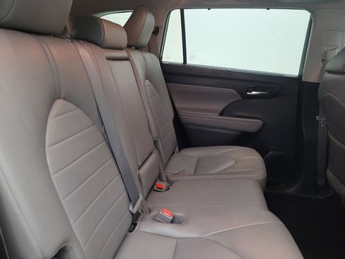 Used 2020 Toyota Highlander XLE AWD/4WD image 19