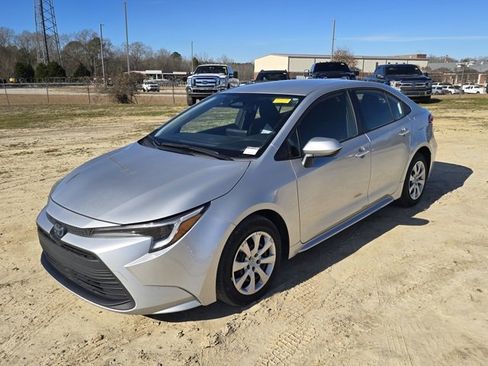 Used 2023 Toyota Corolla LE image 2
