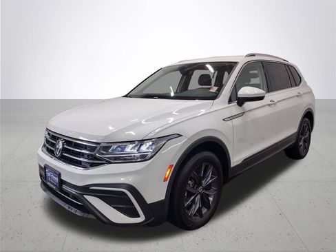 Certified 2024 Volkswagen Tiguan SE image 2