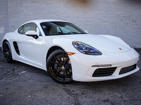 Used 2022 Porsche 718 Cayman image 8
