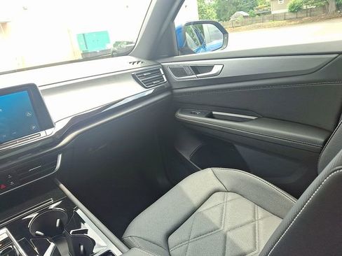 Certified 2025 Volkswagen Atlas Cross Sport SE image 16