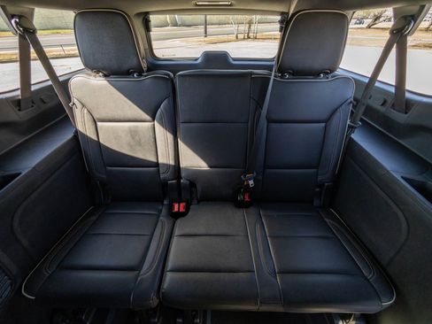 Used 2023 GMC Yukon XL SLT w/ SLT Premium Package image 17