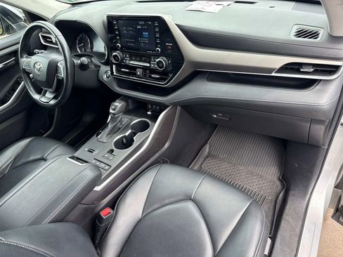 Used 2022 Toyota Highlander XLE FWD image 19