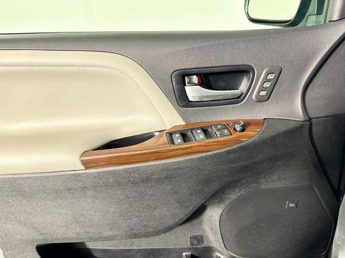 Used 2017 Toyota Sienna Limited Premium image 15