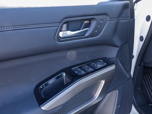 Used 2025 Nissan Pathfinder Platinum w/ Cargo Package image 16