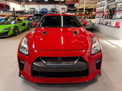 Used 2018 Nissan GT-R Premium AWD/4WD image 2
