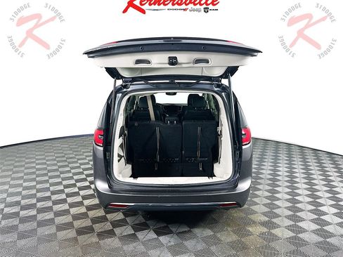 Used 2022 Chrysler Pacifica Touring-L image 28