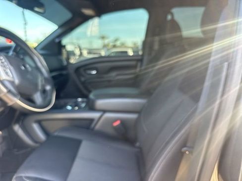 Used 2018 Nissan Titan SV w/ SV Convenience Package image 8