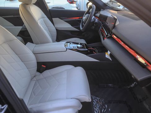 Used 2025 BMW i5 eDrive40i w/ Premium Package image 13