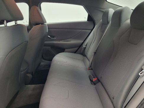 Used 2021 Hyundai Elantra SE FWD image 18
