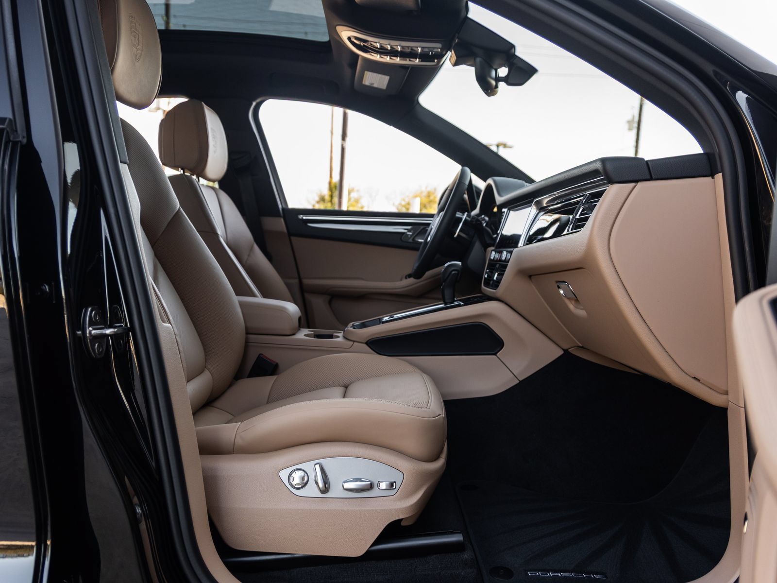 Certified 2026 Porsche Macan AWD/4WD image 40