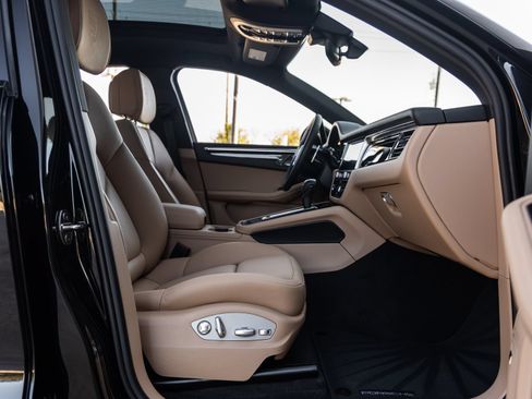 Certified 2026 Porsche Macan AWD/4WD image 40