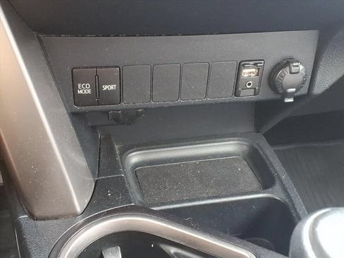 Used 2017 Toyota RAV4 XLE AWD/4WD image 25