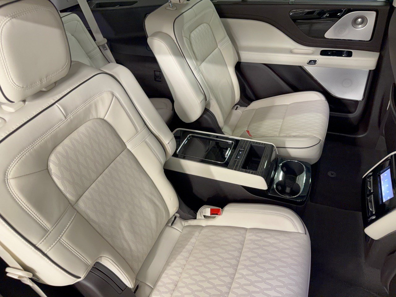 Used 2024 Lincoln Aviator Black Label w/ Dynamic Handling Package AWD/4WD image 29