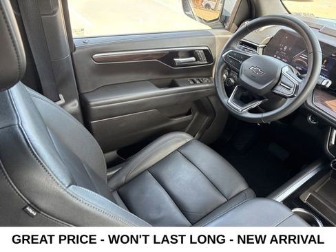 Used 2025 Chevrolet Suburban Z71 image 17