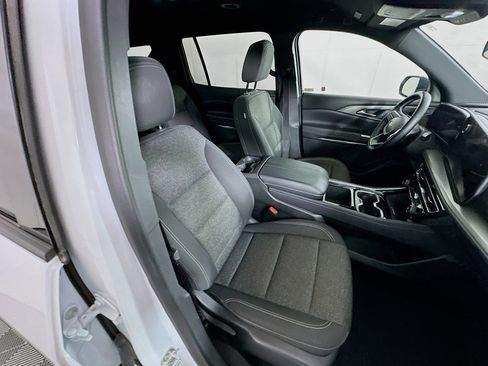 Used 2025 Chevrolet Traverse LT image 33