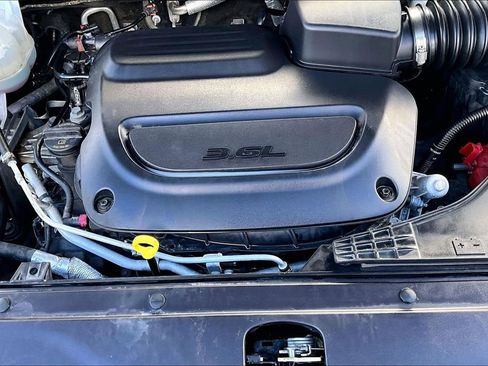 Used 2024 Chrysler Pacifica Touring-L FWD image 27