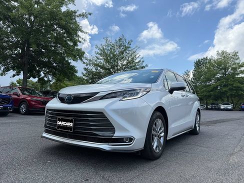 Used 2023 Toyota Sienna Limited AWD/4WD image 32