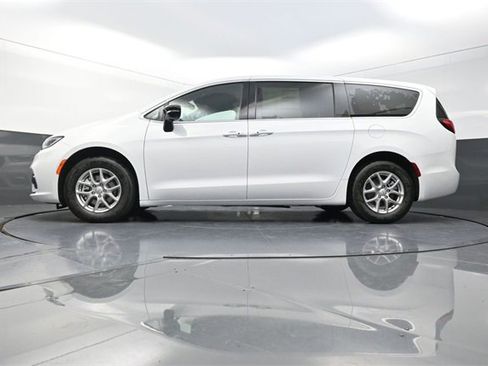 New 2026 Chrysler Pacifica Select image 20
