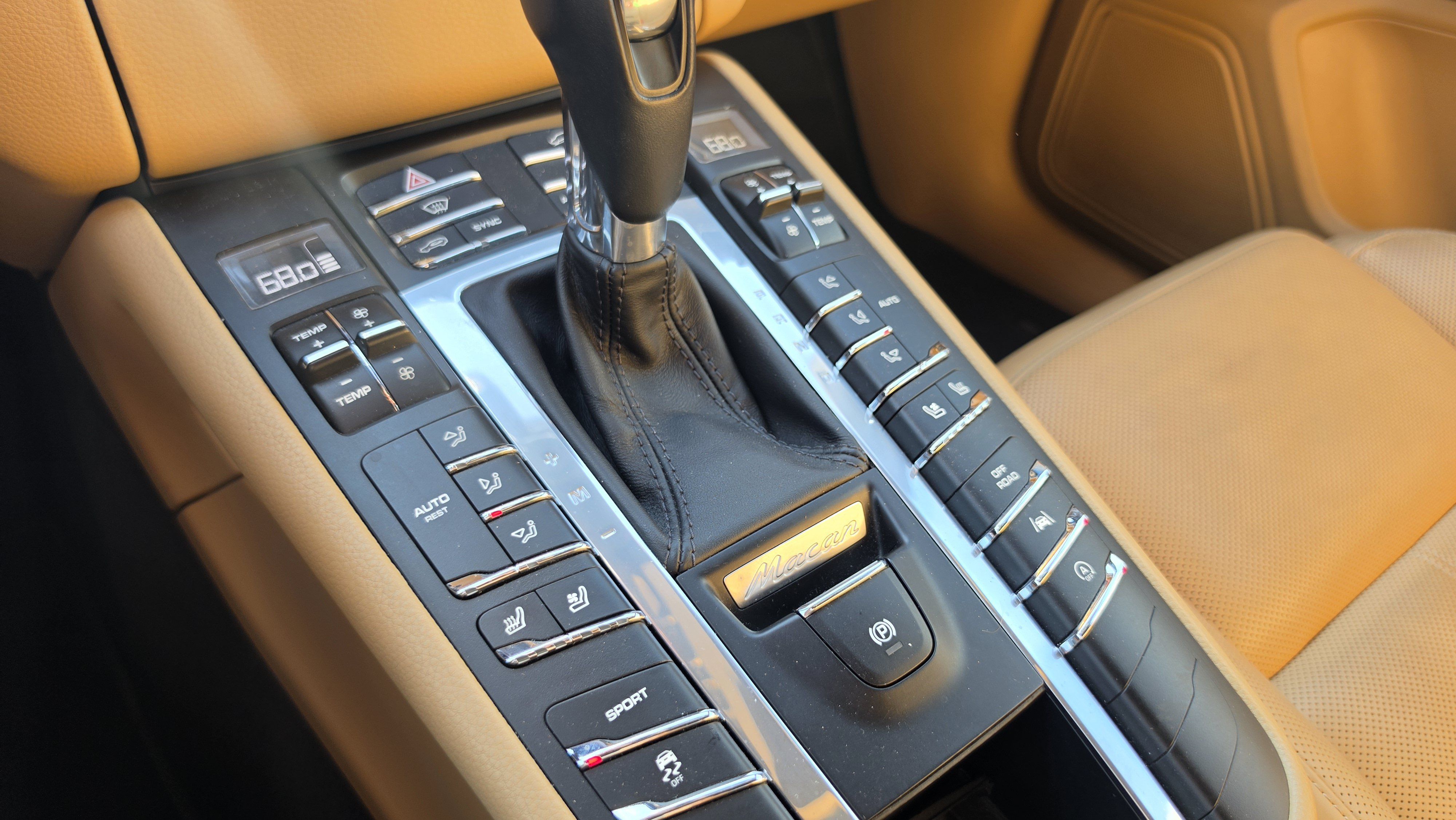 Used 2018 Porsche Macan AWD/4WD image 40