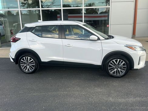 Used 2024 Nissan Kicks SV FWD image 2