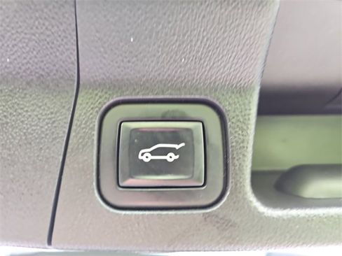 Certified 2023 GMC Acadia SLT w/ Preferred Package image 15