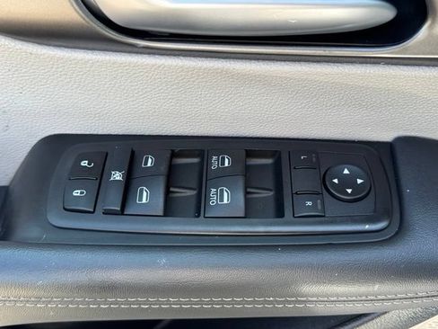 Certified 2024 Chrysler Pacifica Touring-L FWD image 9