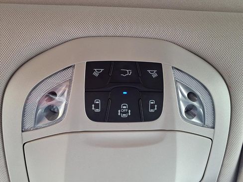 Used 2023 Chrysler Pacifica Limited image 32