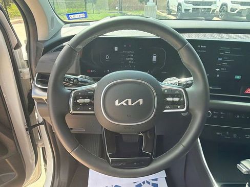 Used 2025 Kia Carnival SX Prestige image 21