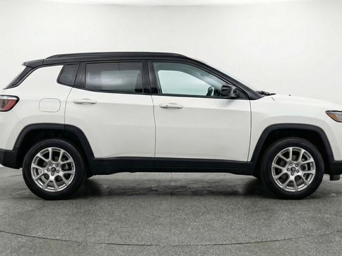 Used 2025 Jeep Compass Limited image 11