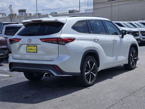 Used 2021 Toyota Highlander XSE FWD image 8
