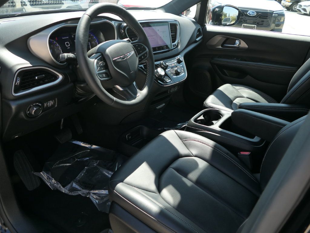 Used 2025 Chrysler Voyager LX FWD image 10