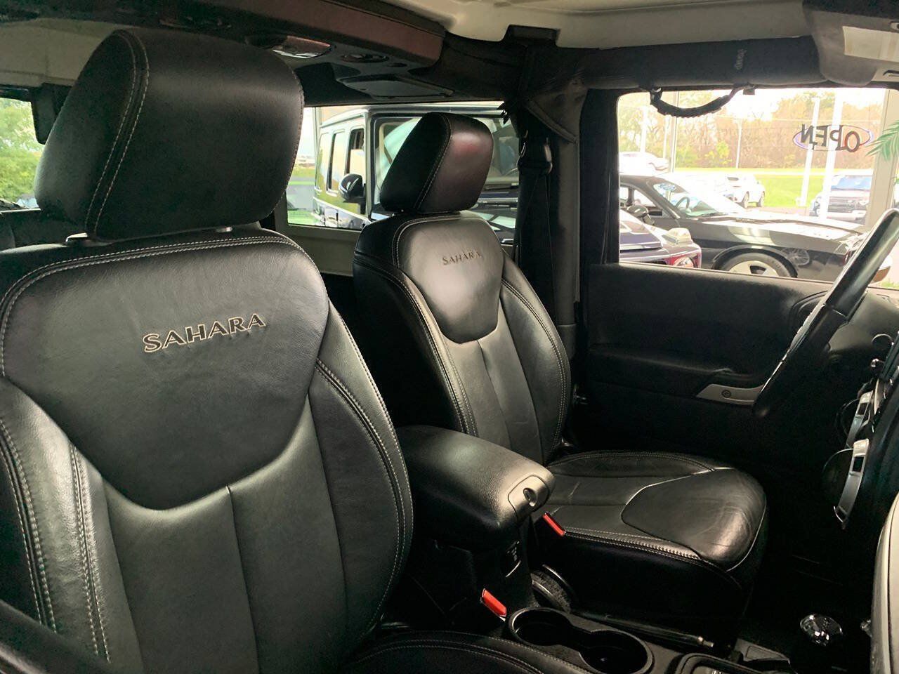 Used 2016 Jeep Wrangler Sahara w/ Connectivity Group AWD/4WD image 10
