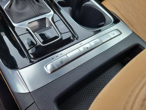 Used 2024 Kia Carnival EX FWD image 11