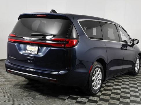 Used 2023 Chrysler Pacifica Touring-L FWD image 14