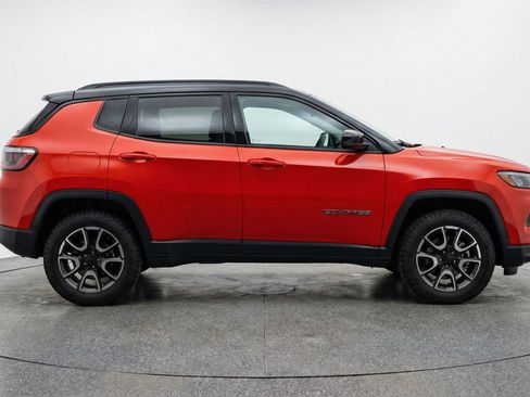 Used 2025 Jeep Compass Trailhawk AWD/4WD image 11