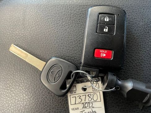Used 2022 Toyota Tacoma TRD Off-Road w/ Technology Package AWD/4WD image 18