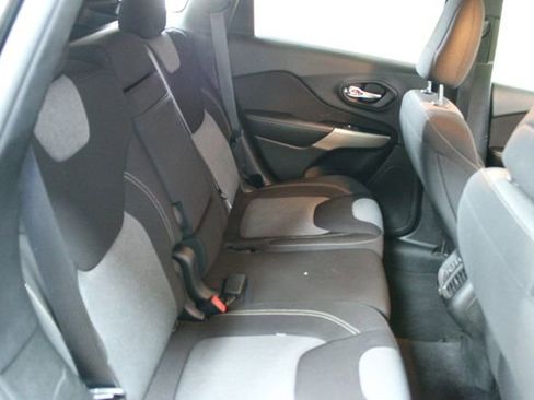 Used 2018 Jeep Cherokee Latitude w/ Safety Group image 9