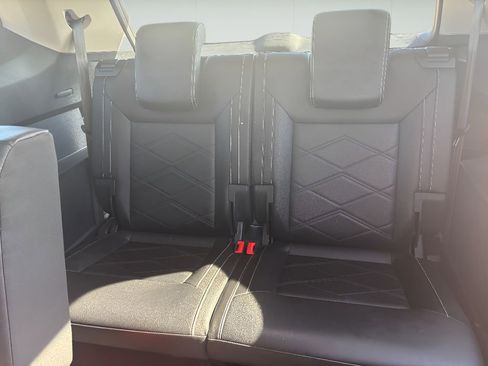 Used 2025 Volkswagen Atlas SE image 37