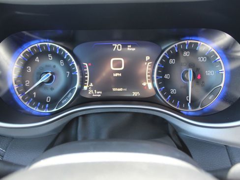 Used 2021 Chrysler Pacifica Touring-L w/ Uconnect Theater Family Group FWD image 26