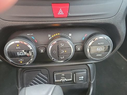 Used 2017 Jeep Renegade Latitude w/ Popular Equipment Group FWD image 14