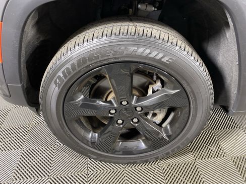 Used 2023 Jeep Grand Cherokee L Laredo image 13