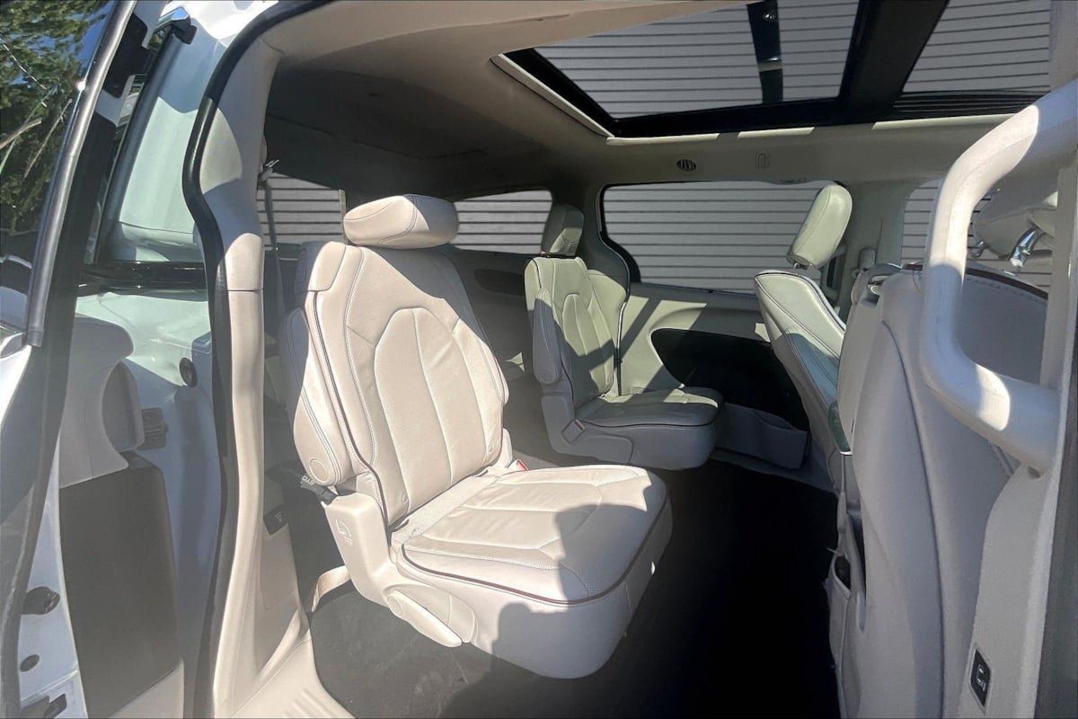 Used 2017 Chrysler Pacifica Limited w/ UConnect Theater Package FWD image 24