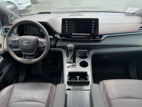 Used 2024 Toyota Sienna Platinum AWD/4WD image 18